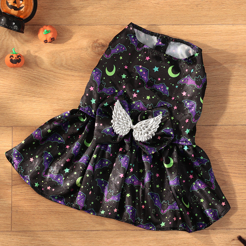 Vestido de morcego com asas decorativas